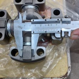 Bi chữ thập cát đăng xe xúc lật