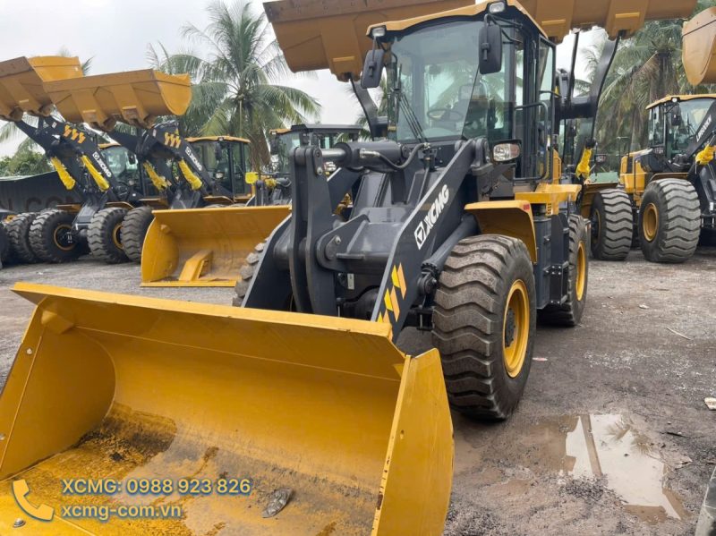 Máy xúc lật XCMG LW330FV tải nâng 3.3 tấn, dung tích 2,3m3