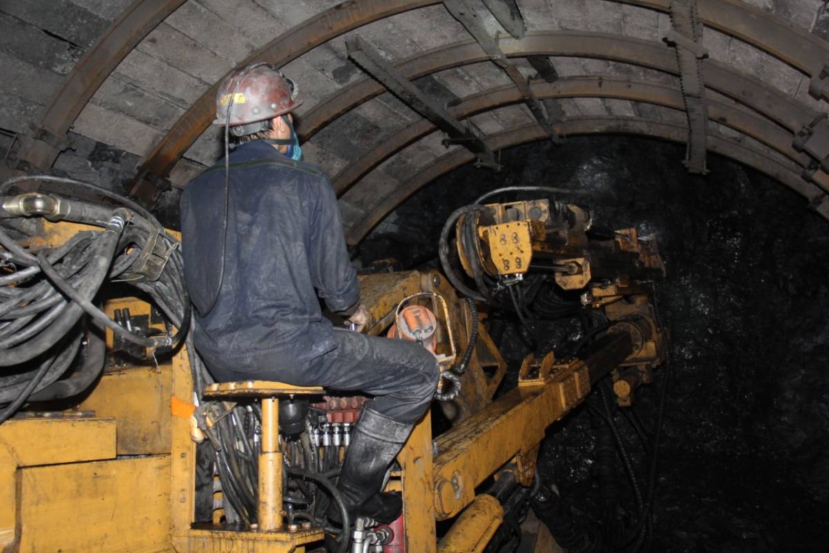 Lợi ích của việc sử dụng xúc lật điện trong khai thác đá