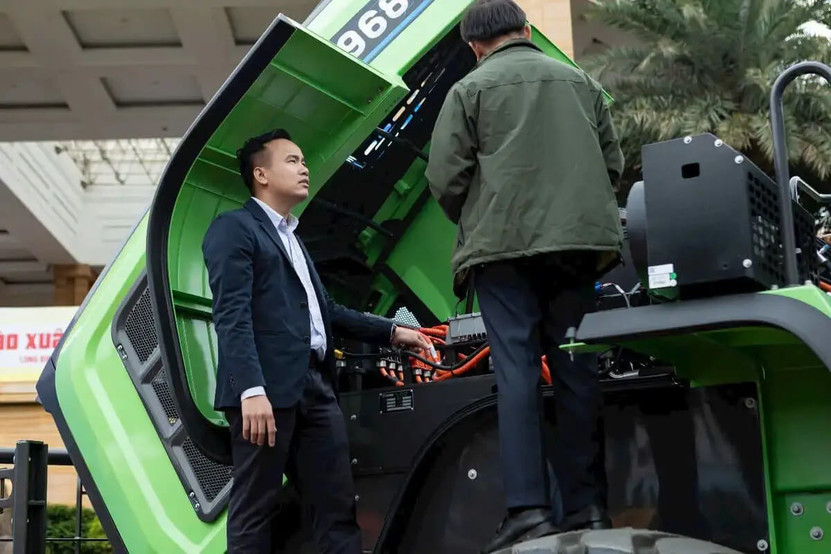 Lợi ích khi sử dụng máy xúc lật điện